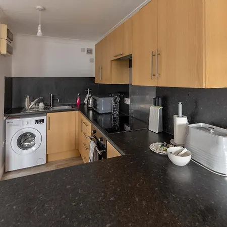 Harbour-side 1 Bed With Sea Views דירה *